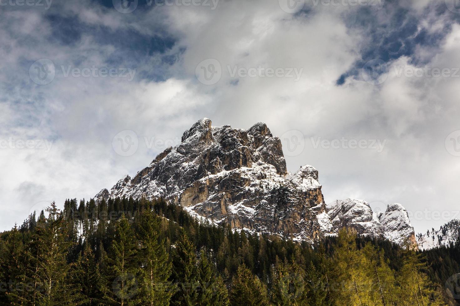 hermosos paisajes de montaña en los Alpes foto