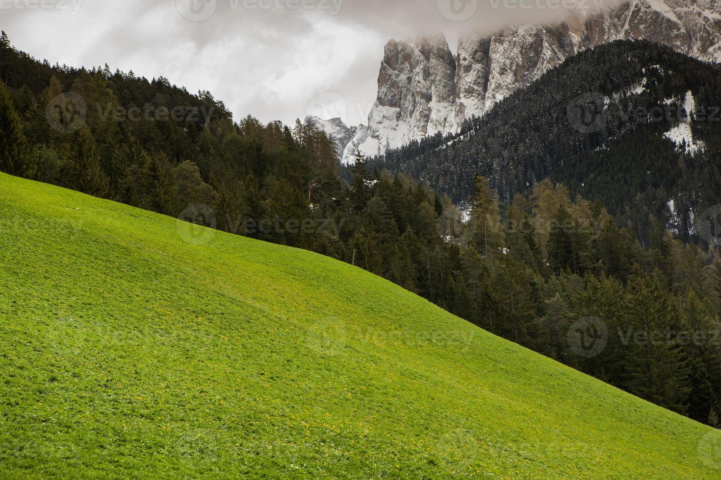 hermosos paisajes de montaña en los Alpes foto