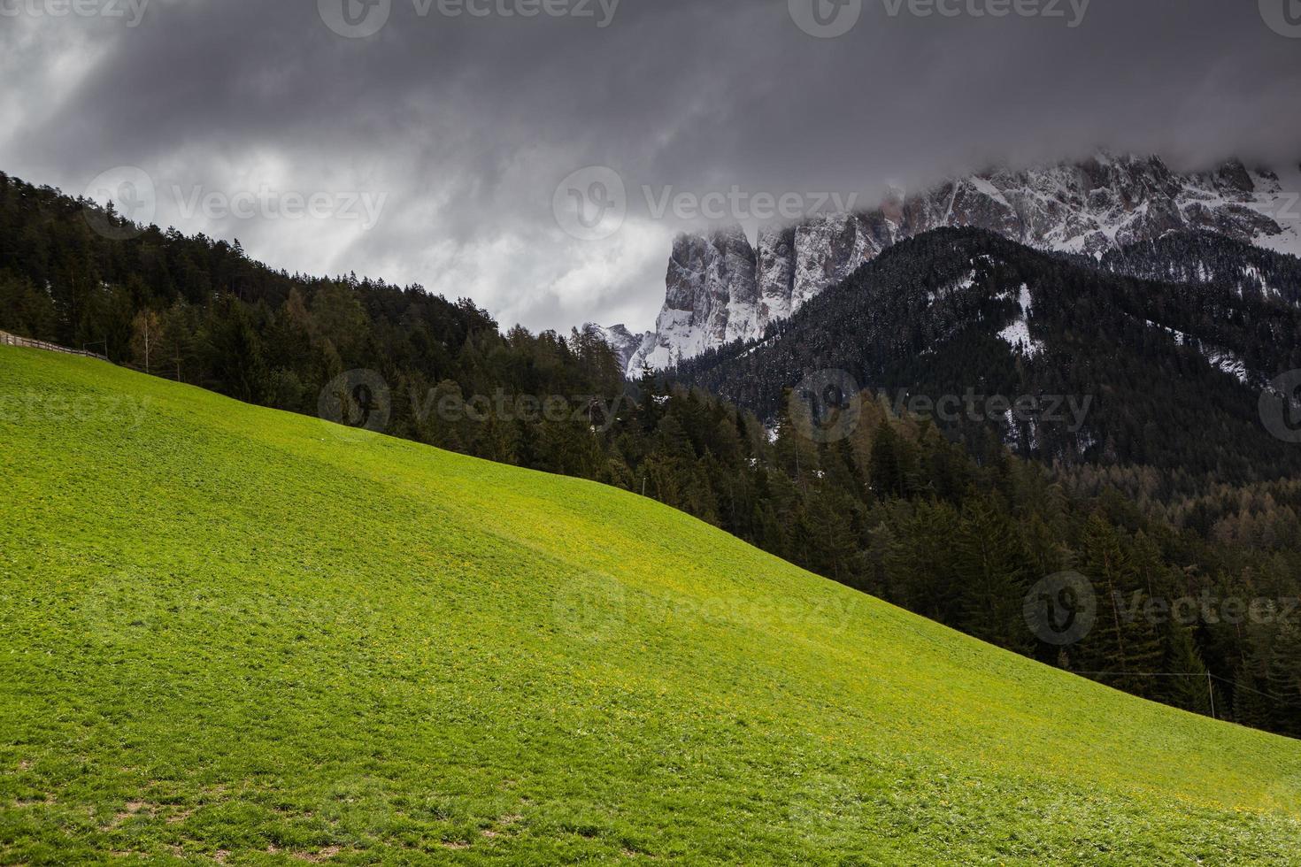 hermosos paisajes de montaña en los Alpes foto