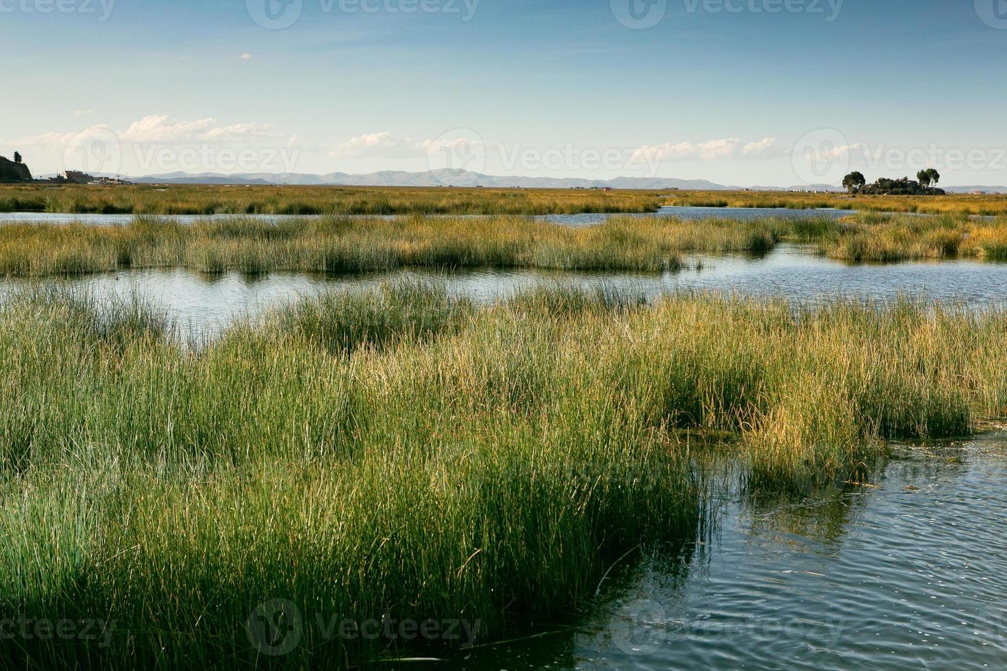 el lago titicaca es el lago más grande de américa del sur y el lago navegable más alto del mundo. foto