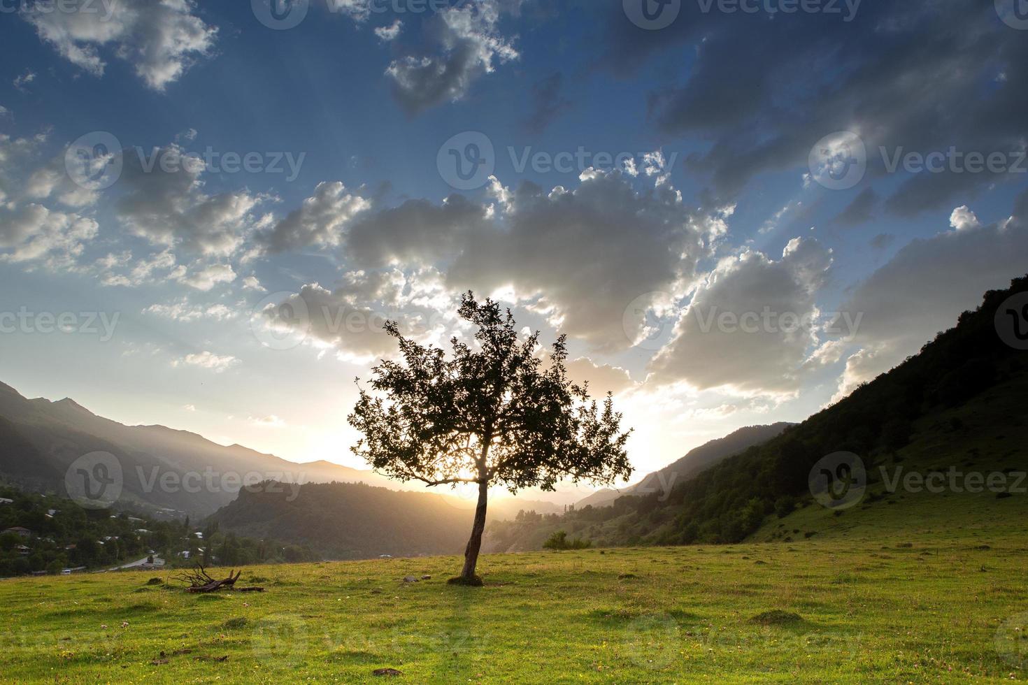 una hermosa fotografía de paisaje con montañas del cáucaso en georgia. foto