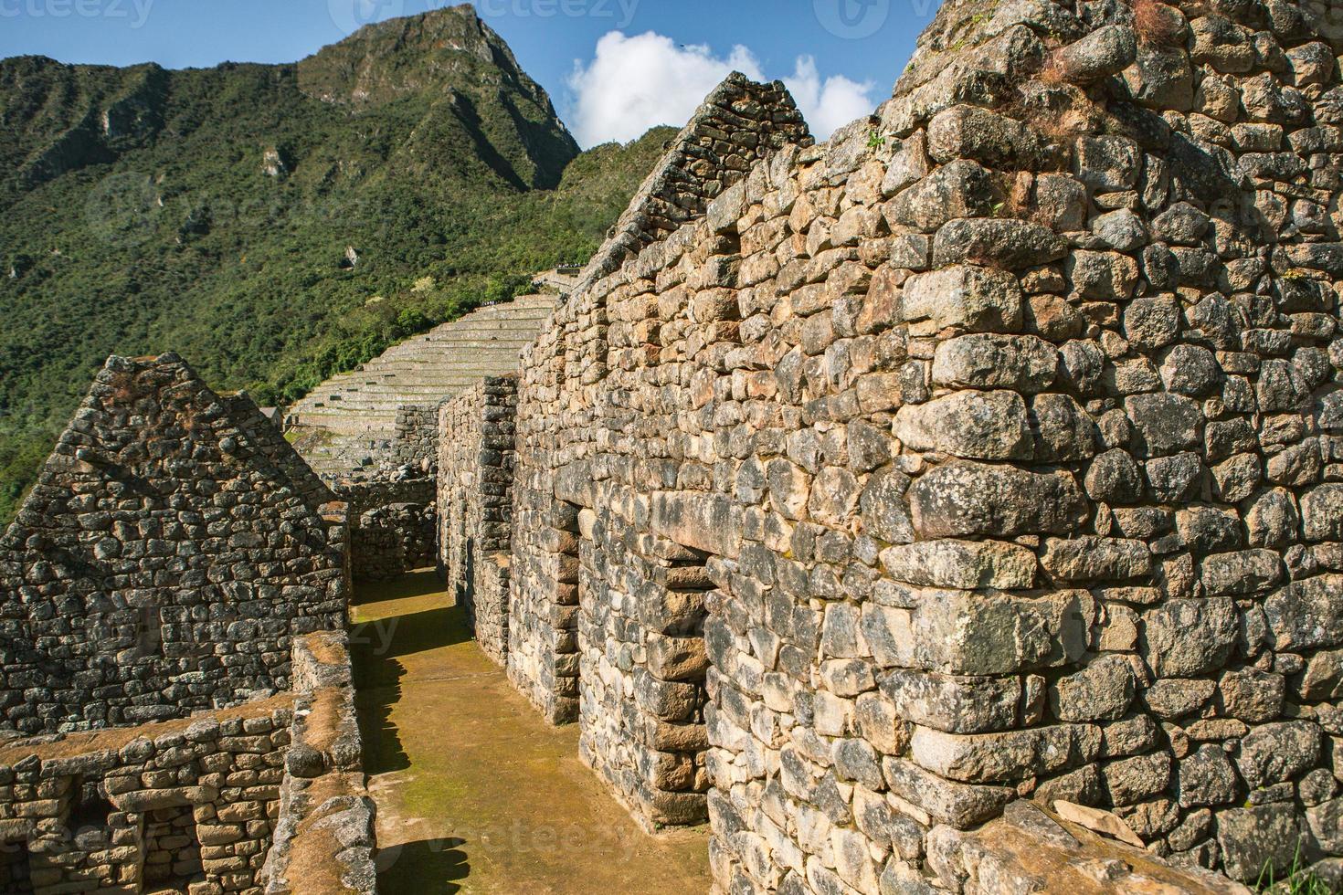 maravilla del mundo machu picchu en peru. hermoso paisaje en las montañas de los andes con ruinas de la ciudad sagrada inca. foto