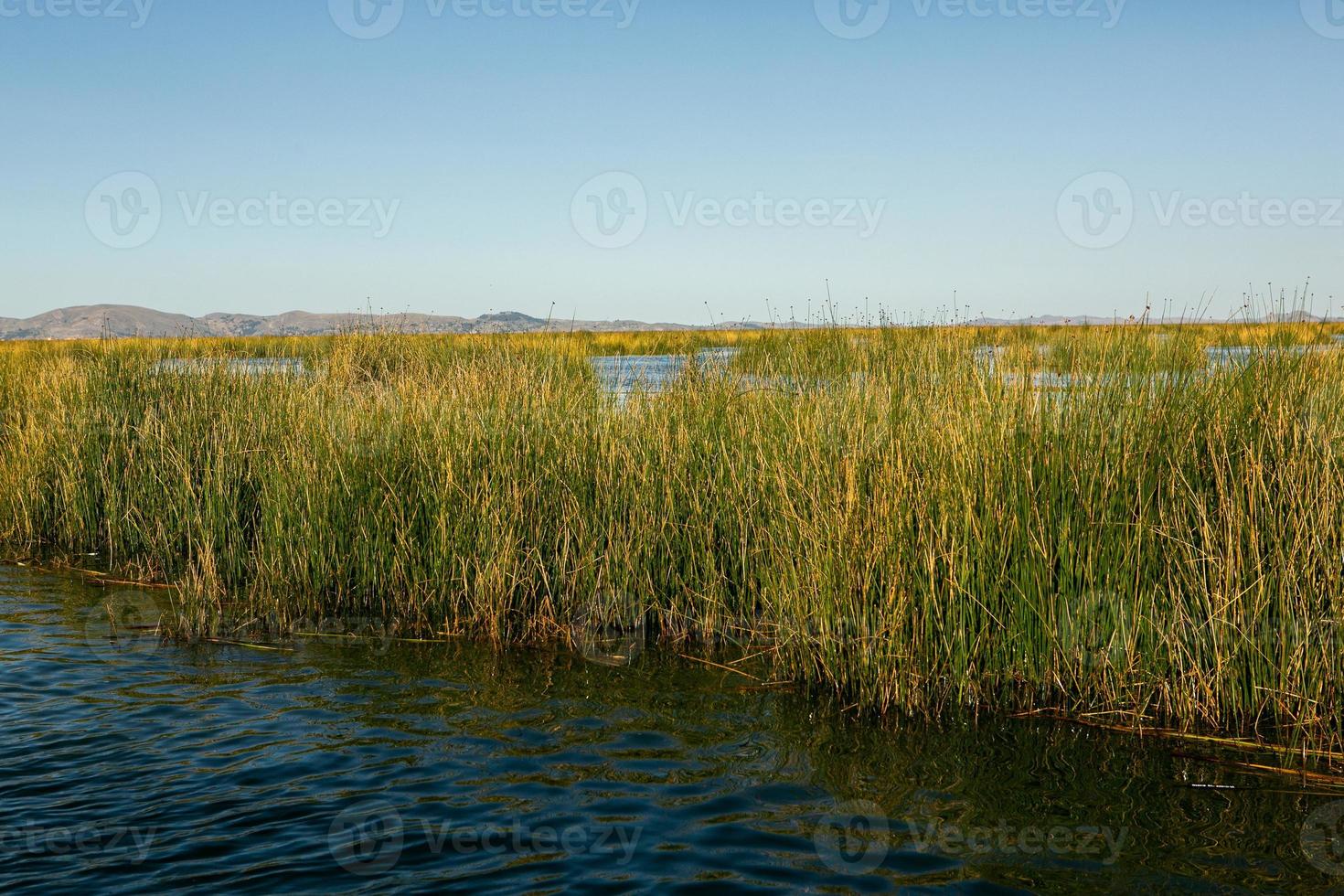 el lago titicaca es el lago más grande de américa del sur y el lago navegable más alto del mundo. foto