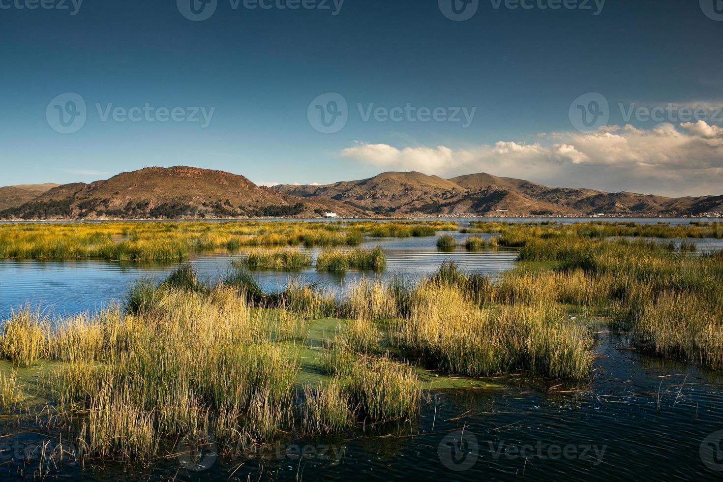 el lago titicaca es el lago más grande de américa del sur y el lago navegable más alto del mundo. foto