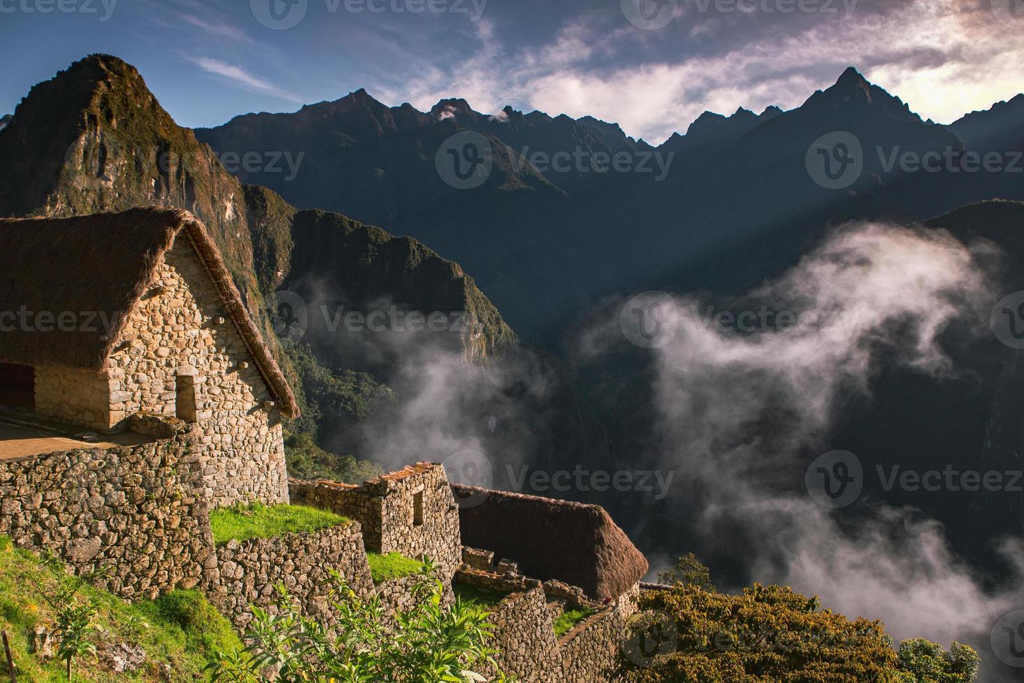 maravilla del mundo machu picchu en peru. hermoso paisaje en las montañas de los andes con ruinas de la ciudad sagrada inca. foto