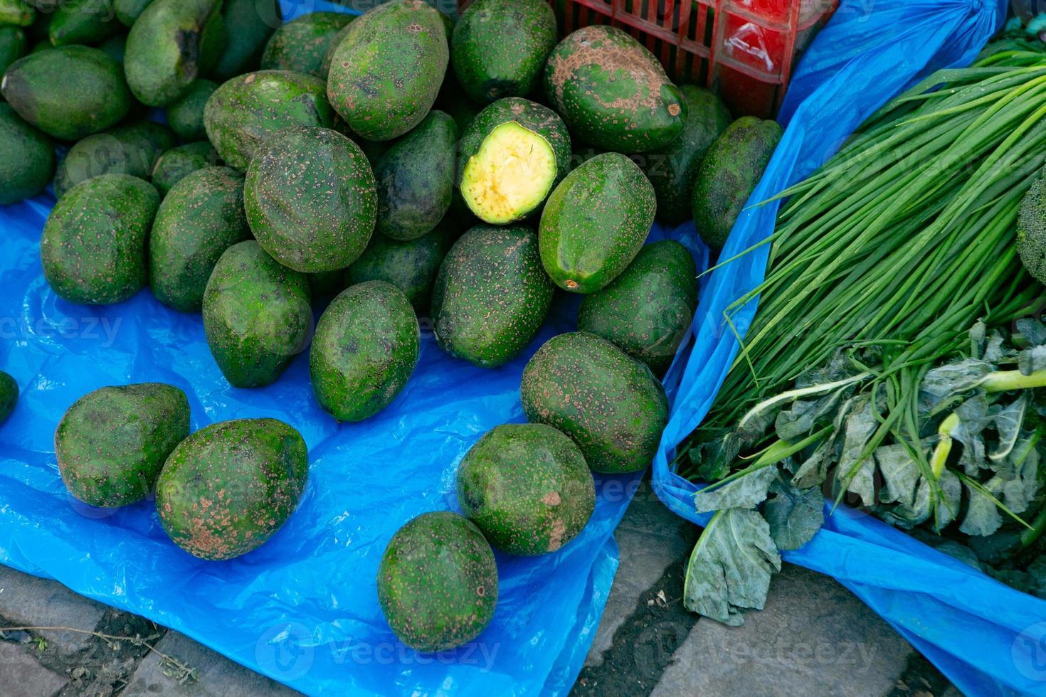 frutas y verduras frescas en el mercado local de lima, perú. hortalizas de mercado vendidas por los agricultores locales. foto