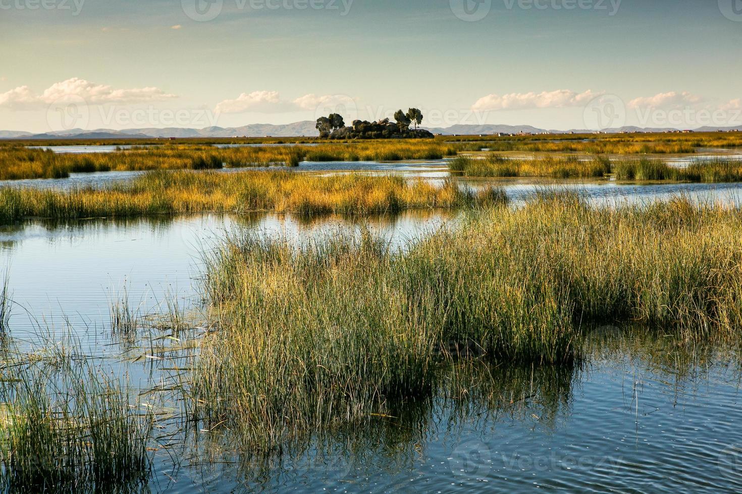 el lago titicaca es el lago más grande de américa del sur y el lago navegable más alto del mundo. foto