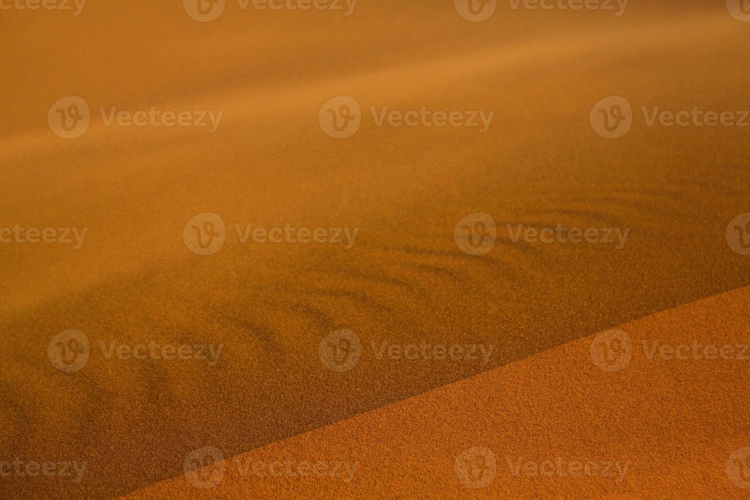 hermosas dunas de arena en el desierto del sahara en marruecos. paisaje en África en el desierto. foto