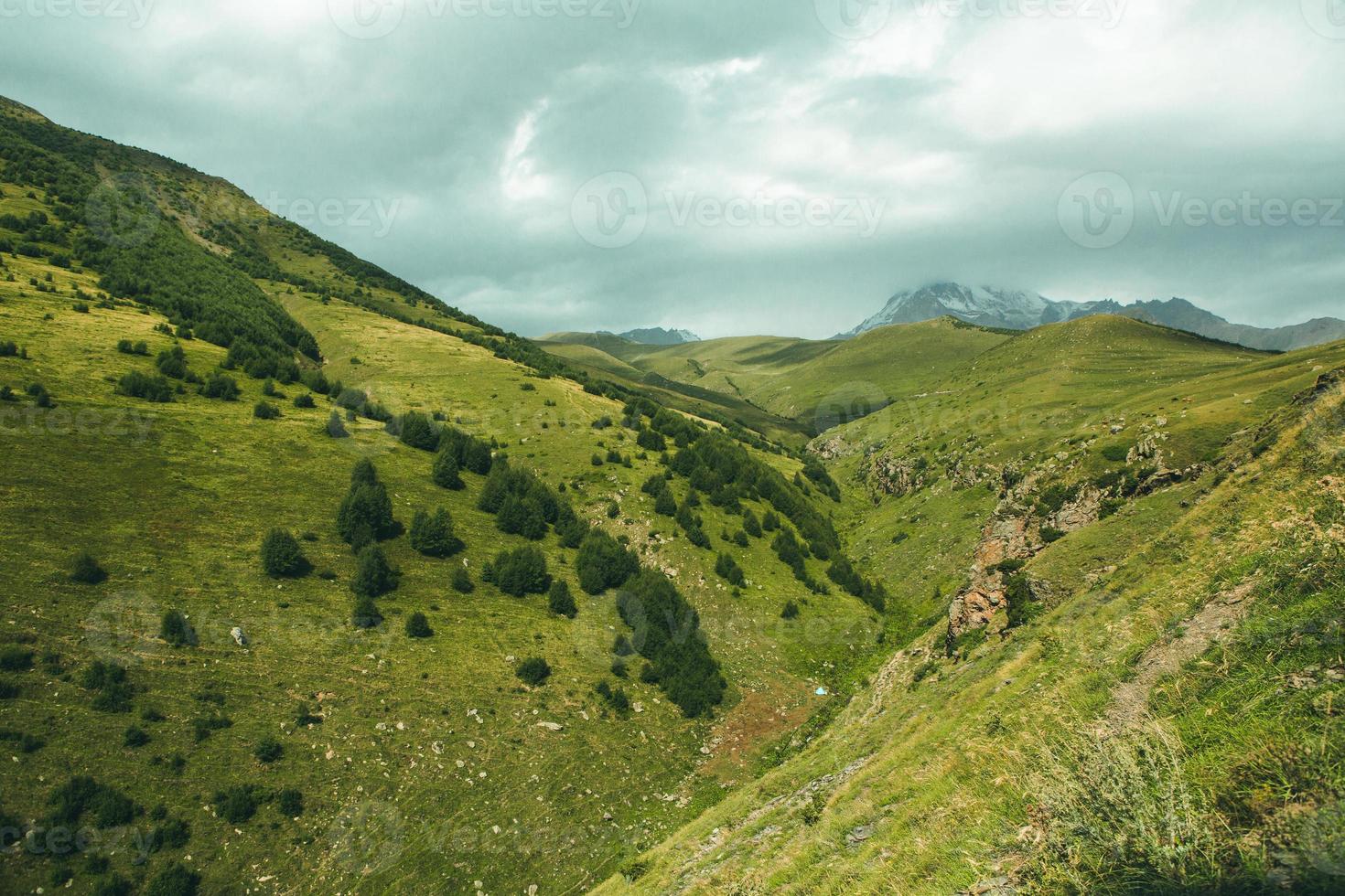 una hermosa fotografía de paisaje con montañas del cáucaso en georgia. foto