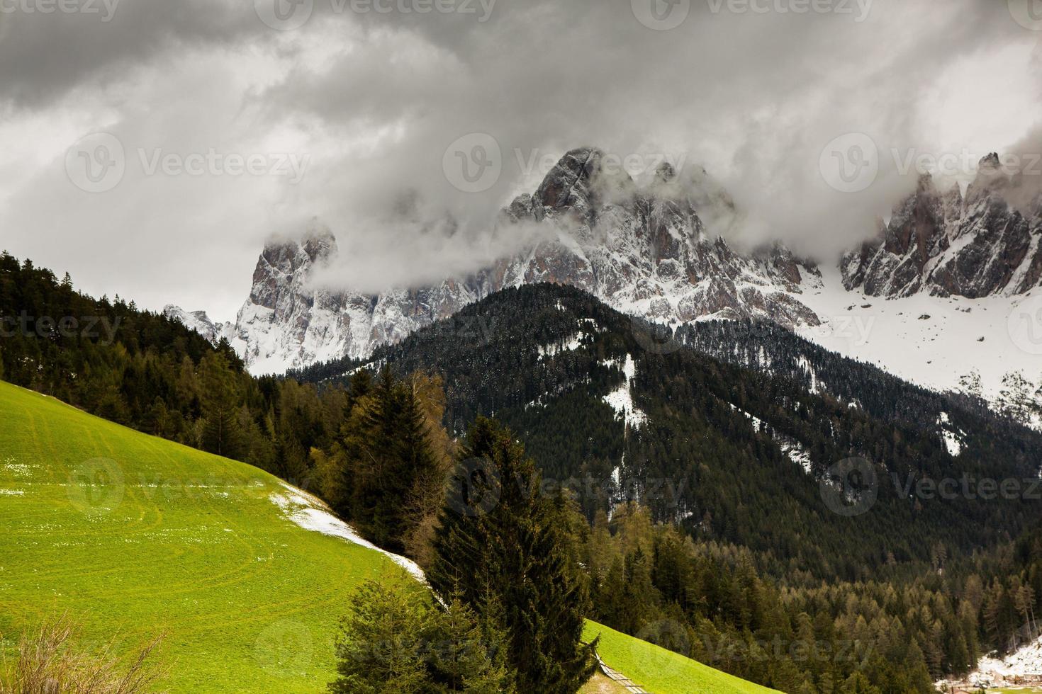 hermosos paisajes de montaña en los Alpes foto