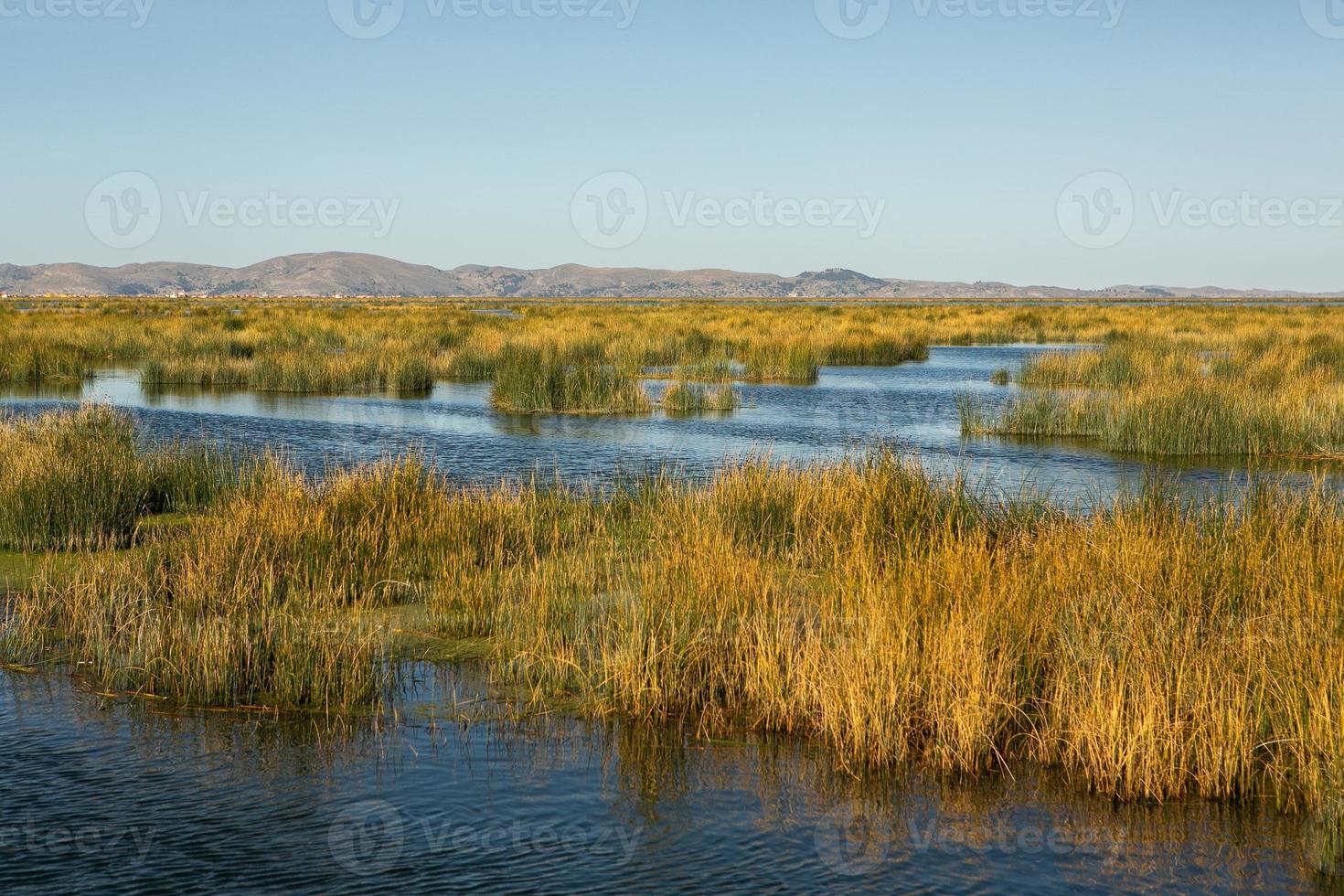 el lago titicaca es el lago más grande de américa del sur y el lago navegable más alto del mundo. foto