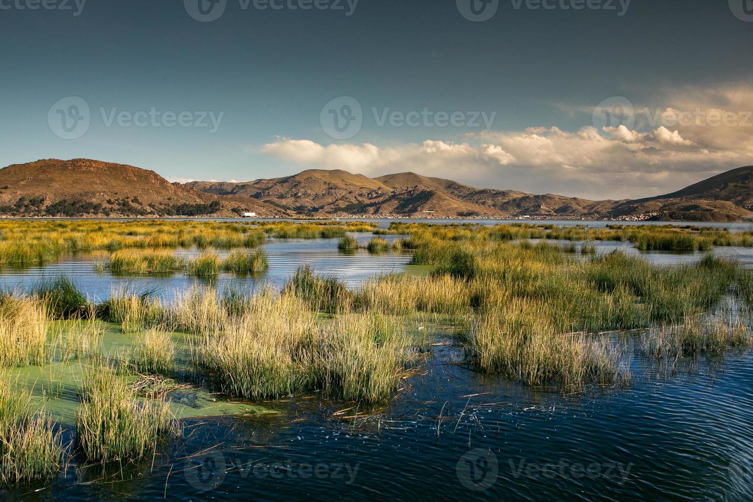 el lago titicaca es el lago más grande de américa del sur y el lago navegable más alto del mundo. foto