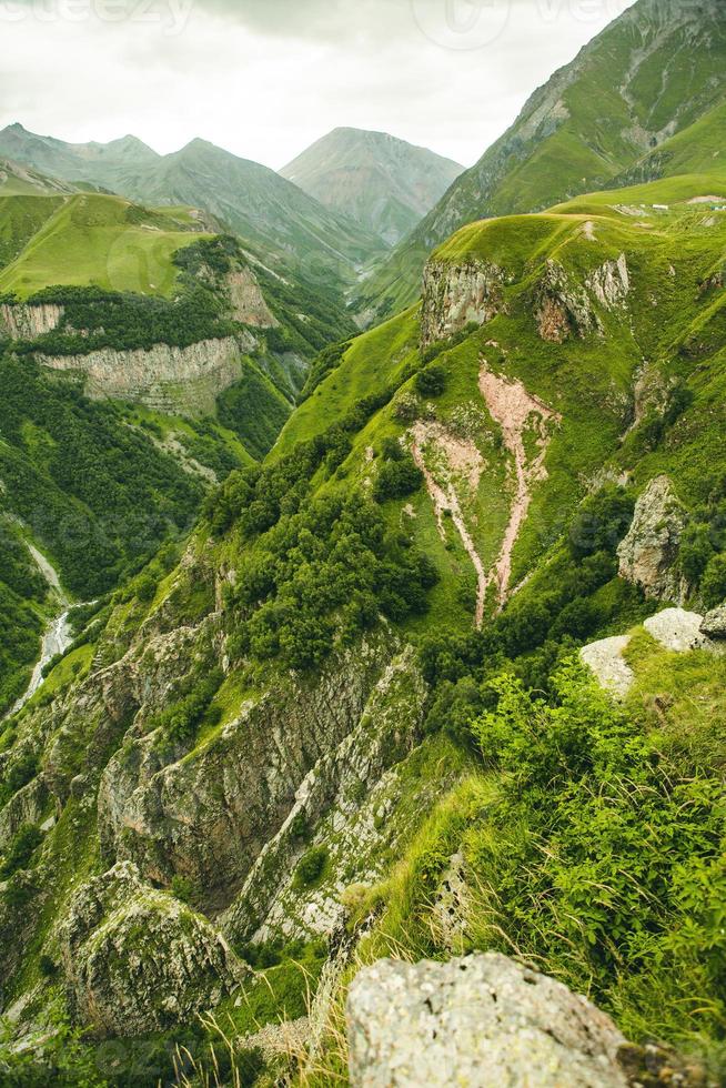 una hermosa fotografía de paisaje con montañas del cáucaso en georgia. foto