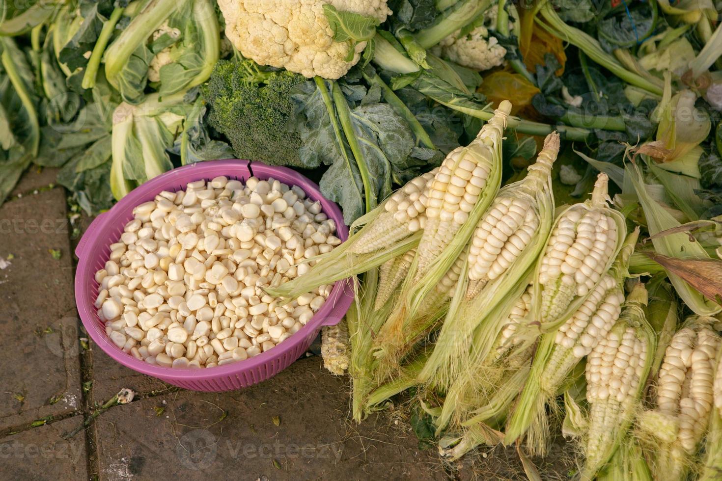 frutas y verduras frescas en el mercado local de lima, perú. hortalizas de mercado vendidas por los agricultores locales. foto