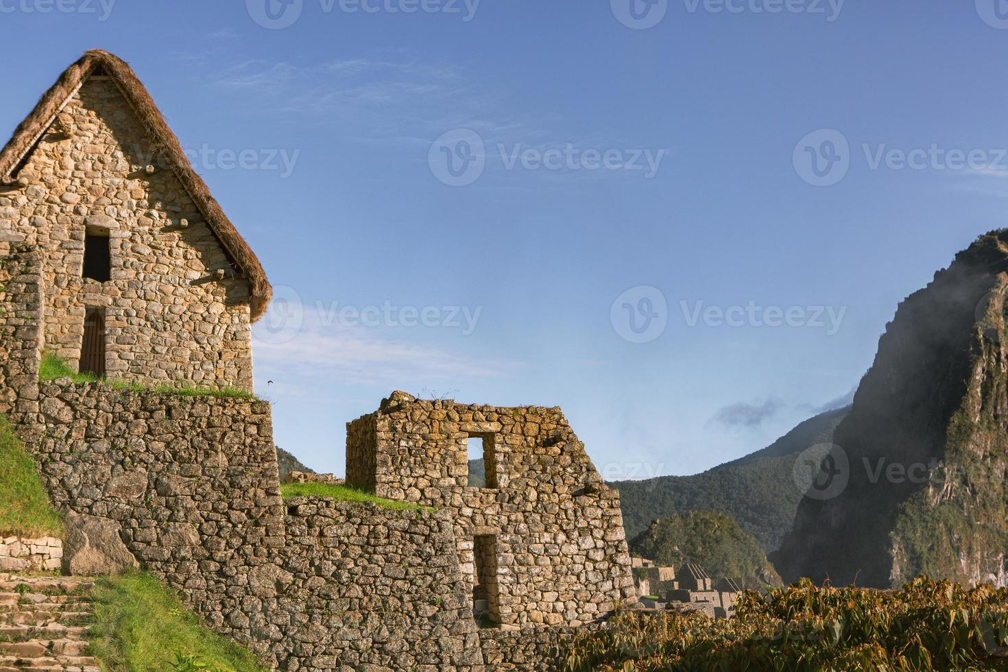 maravilla del mundo machu picchu en peru. hermoso paisaje en las montañas de los andes con ruinas de la ciudad sagrada inca. foto