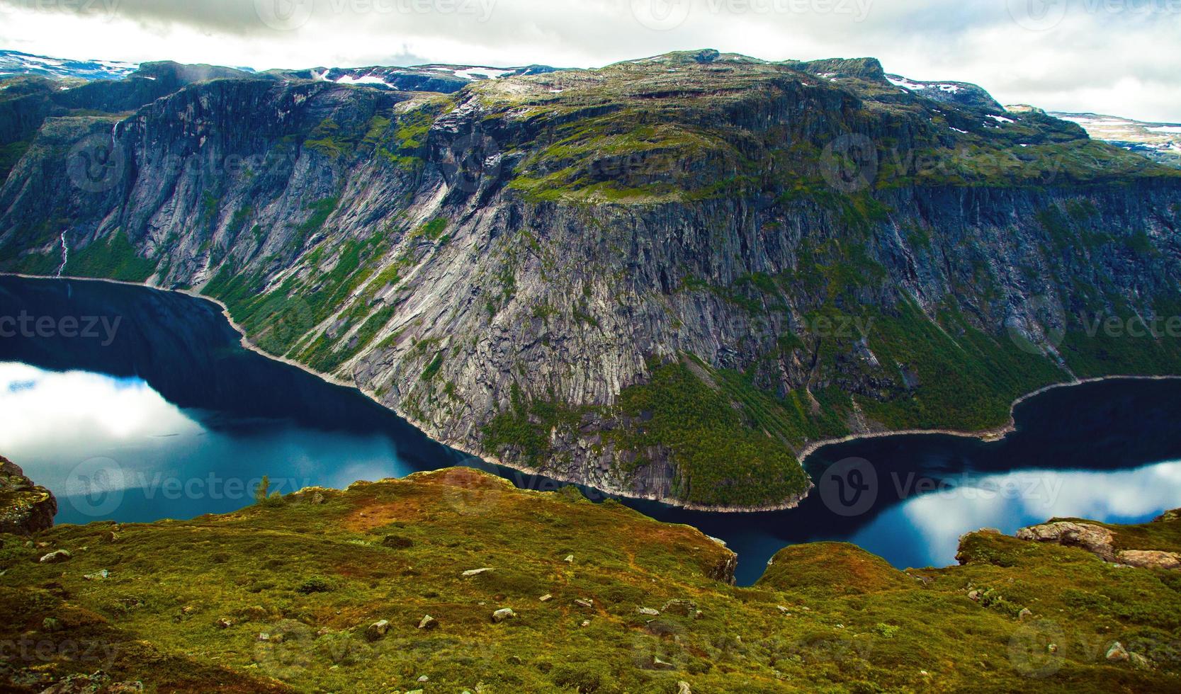 coloridas escenas de montaña en noruega. hermoso paisaje de noruega, escandinavia. paisaje de montaña de noruega. naturaleza en verano. foto