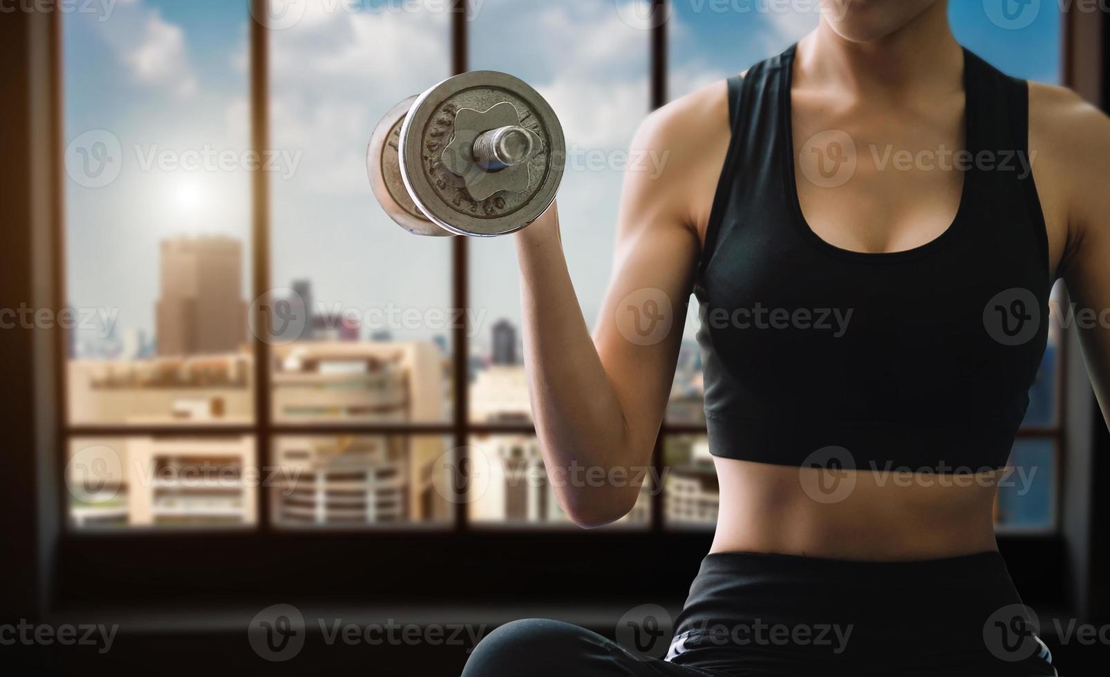 mujer decidida a perder peso en casa y hacer ejercicio con pesas. concepto de deporte y recreación. foto