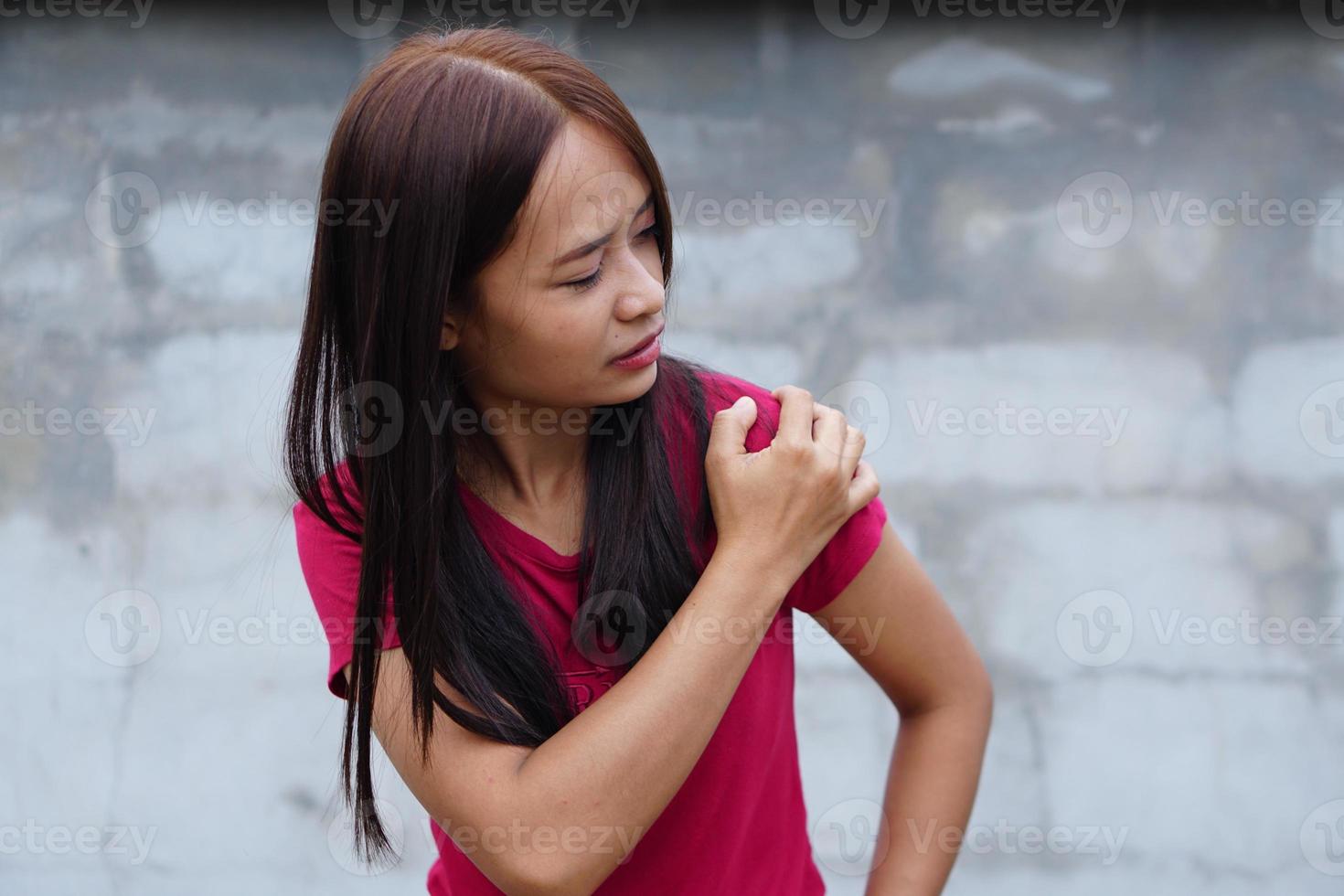 Asian woman has shoulder pain photo