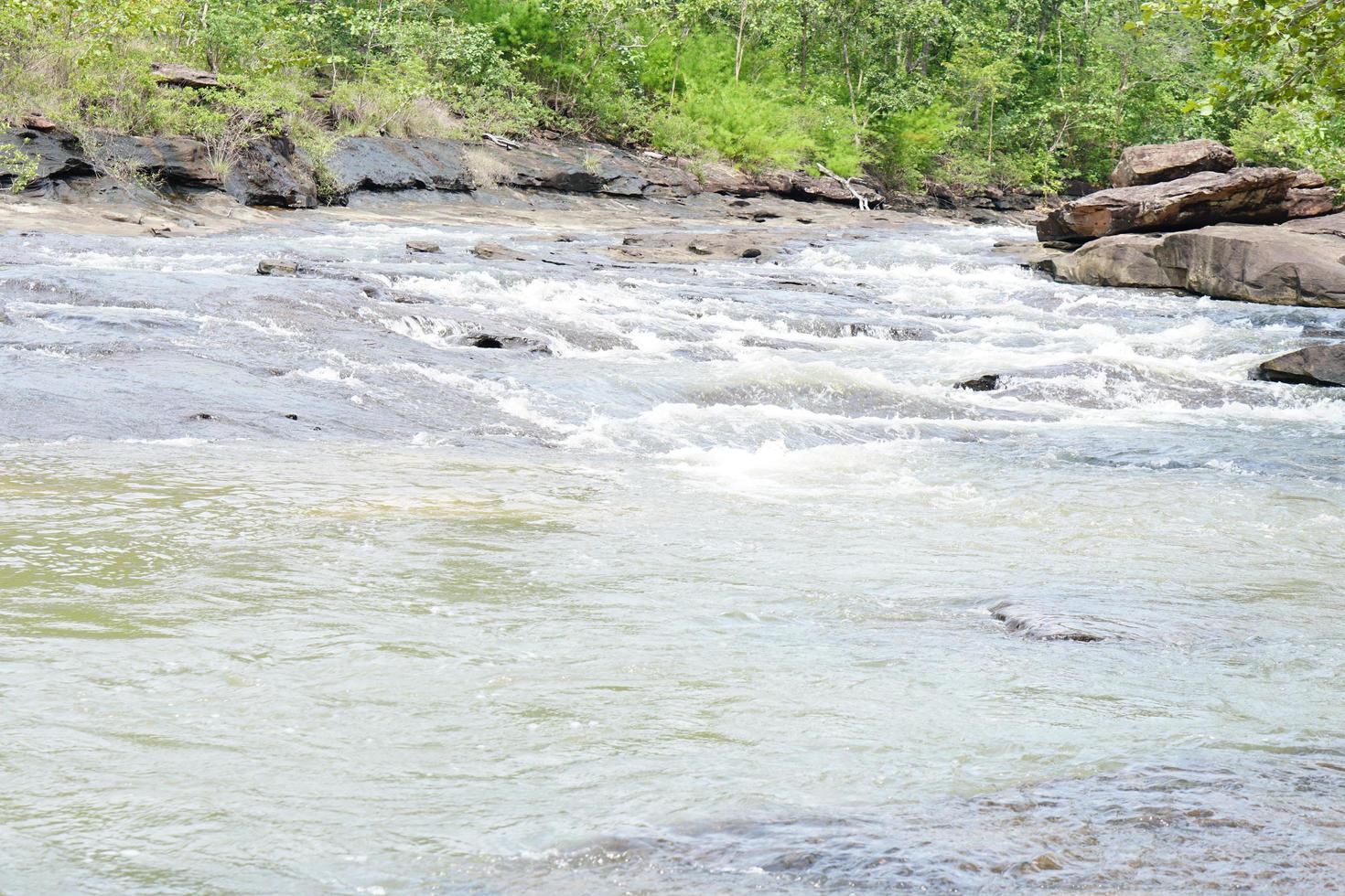 el agua fluye en un arroyo en la temporada de lluvias. foto