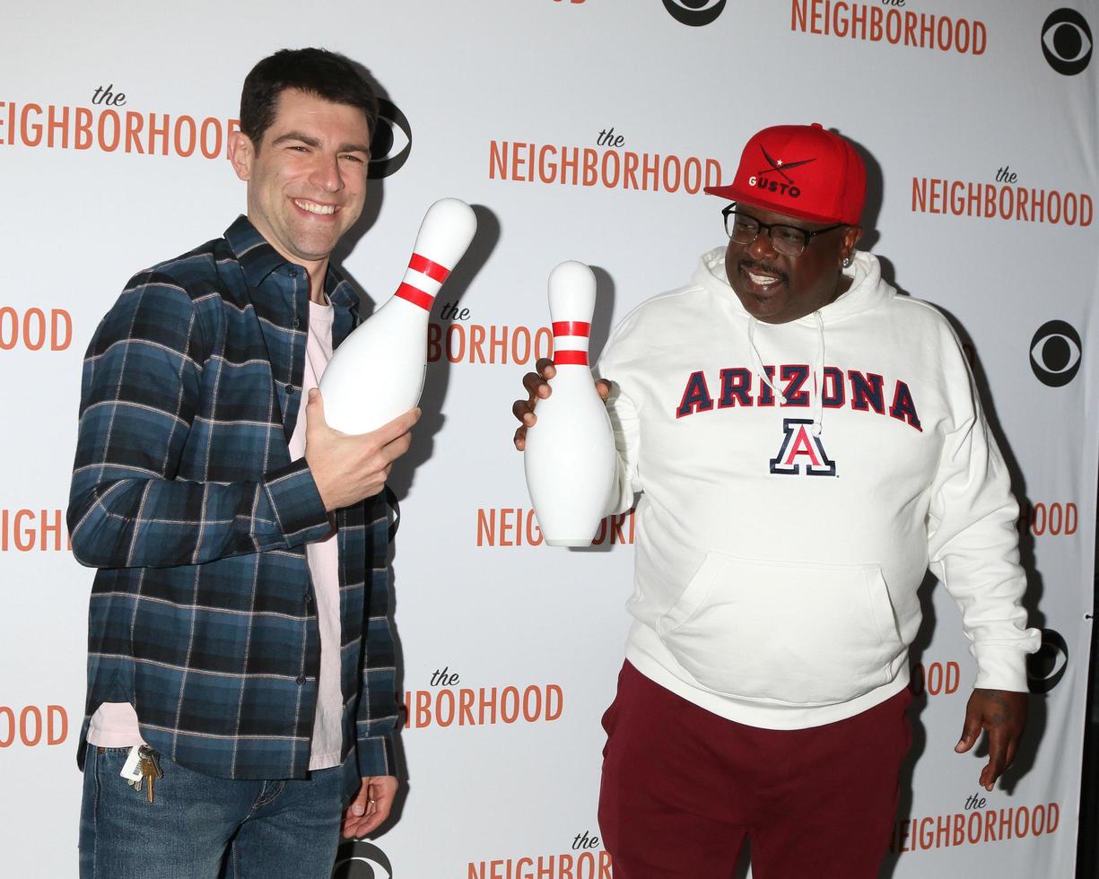 los angeles 18 de noviembre - max greenfield, cedric el animador en el vecindario celebra el episodio de bienvenida a los bolos en pinz bowling alley el 18 de noviembre de 2019 en studio city, ca foto