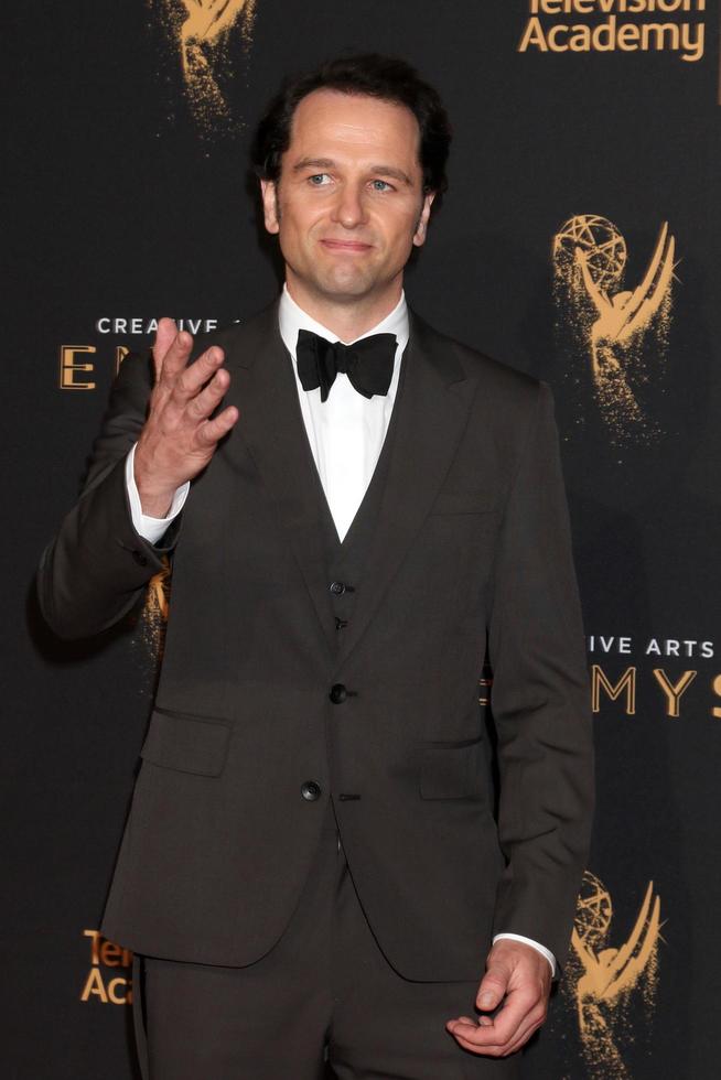 los angeles 10 de septiembre - matthew rhys en la llegada de los premios emmy de artes creativas 2017 en el microsoft theater el 10 de septiembre de 2017 en los angeles, ca foto