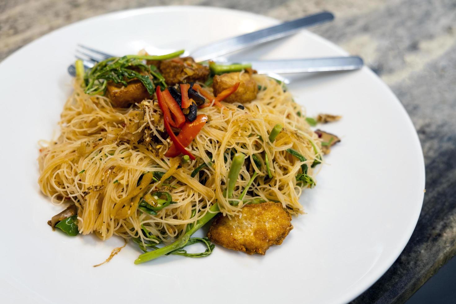 Fideos de arroz salteados con cerdo frito foto