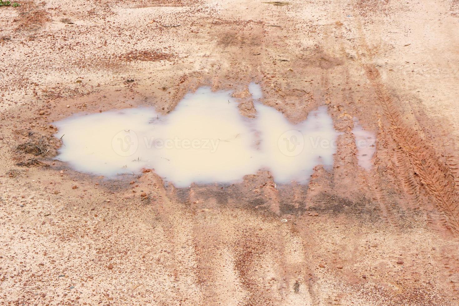 agua en un camino rural foto