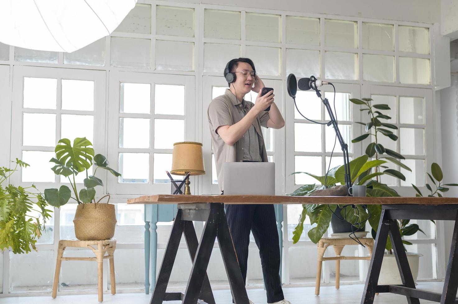 un músico está grabando una nueva canción en un estudio casero foto