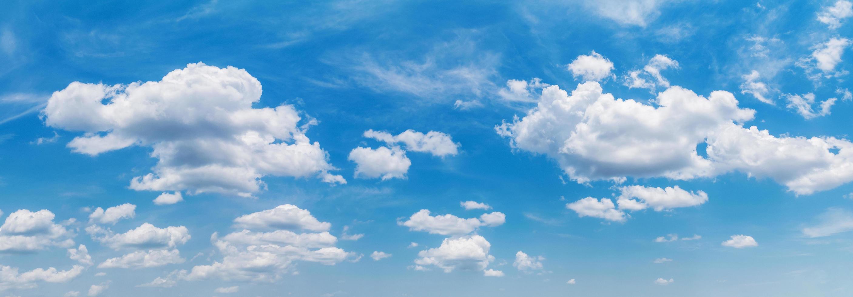 cielo azul con fondo de nubes blancas foto