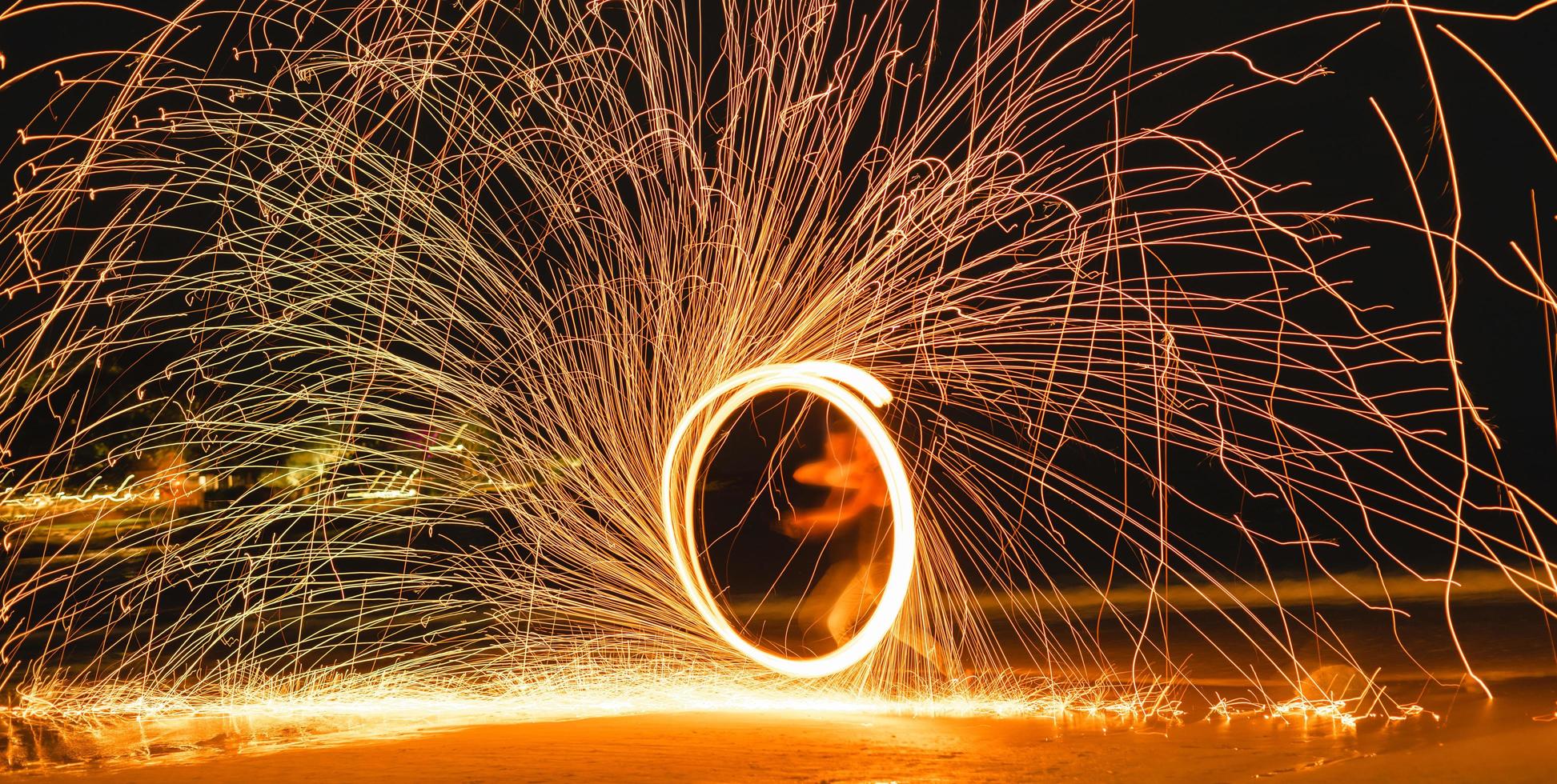 espectáculo de baile swing fire en la playa .koh samet, tailandia foto