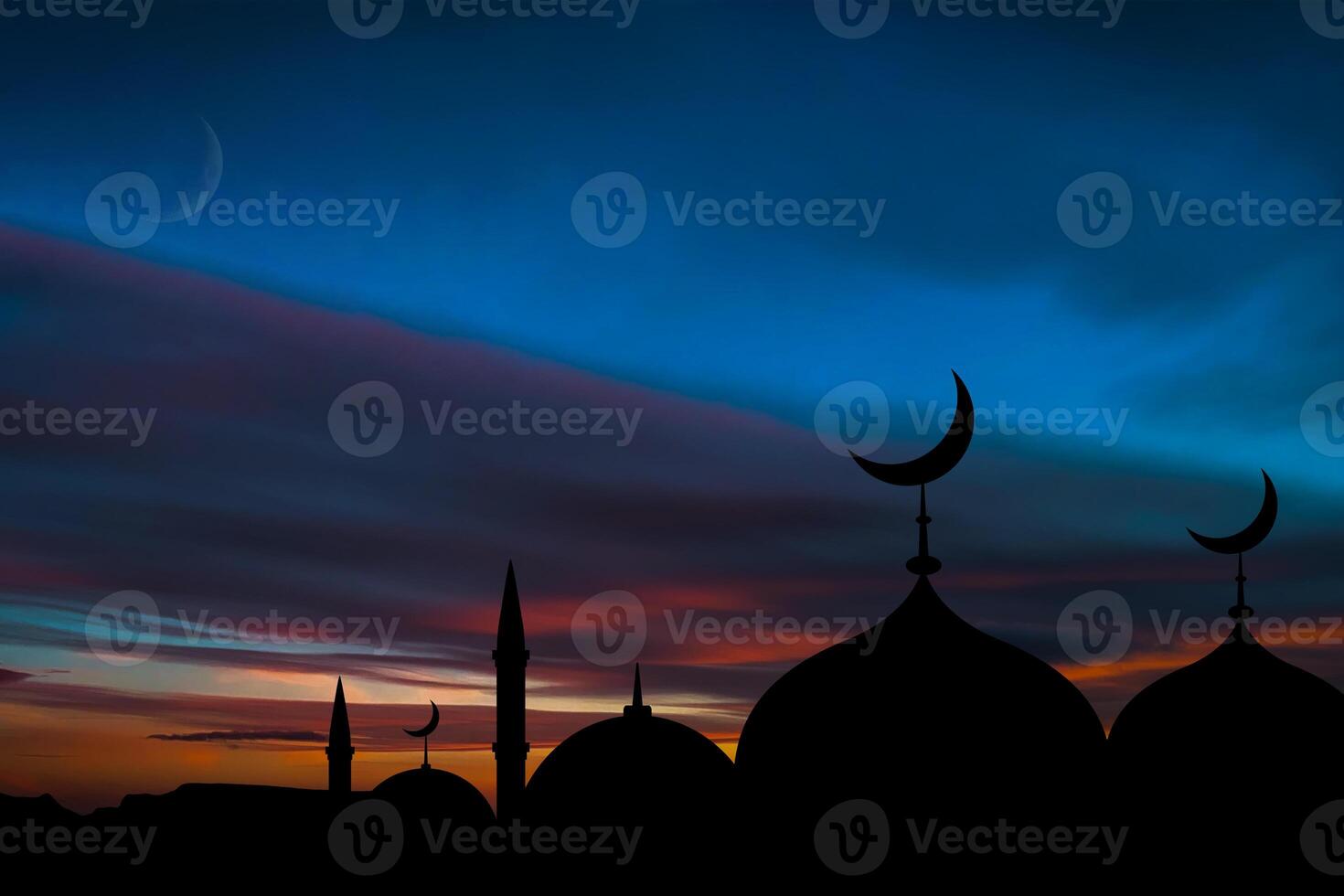 cúpula de mezquitas en el cielo crepuscular azul oscuro y luna creciente en el fondo, símbolo religión islámica ramadán y espacio libre para texto árabe, eid al-adha, eid al-fitr, mubarak, año nuevo islámico muharram foto