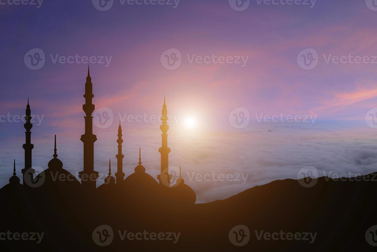 mezquita de pico de montaña de fondo islámico con puesta de sol foto