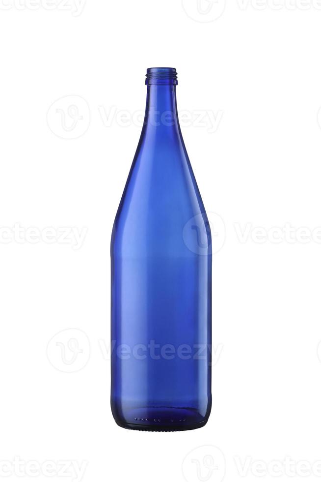botella de agua de cristal azul vacía aislada en blanco foto