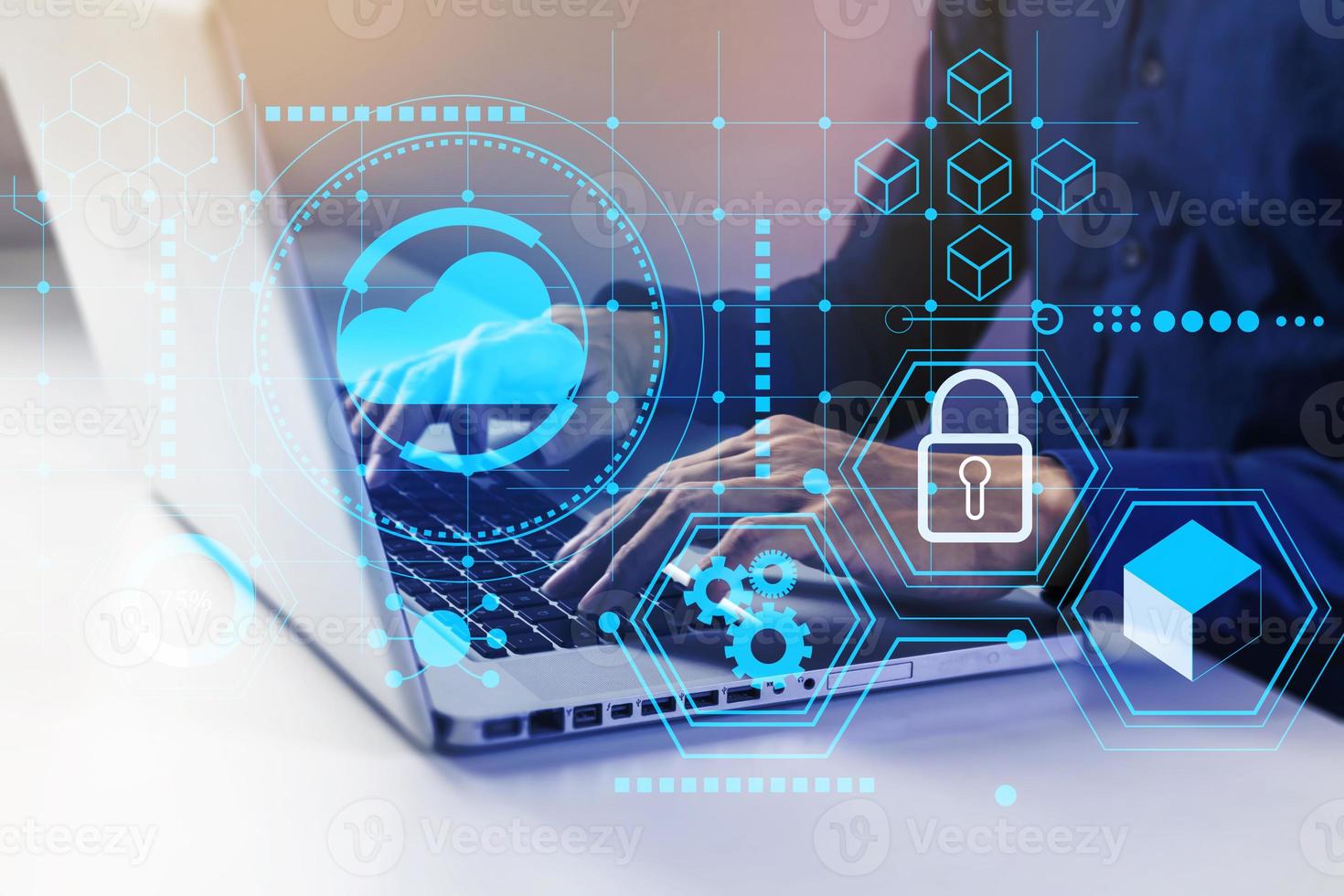 el acceso a la nube para los empresarios es seguro, la gestión eficiente de los sistemas internos, el concepto de sistema de transmisión de datos en la nube foto