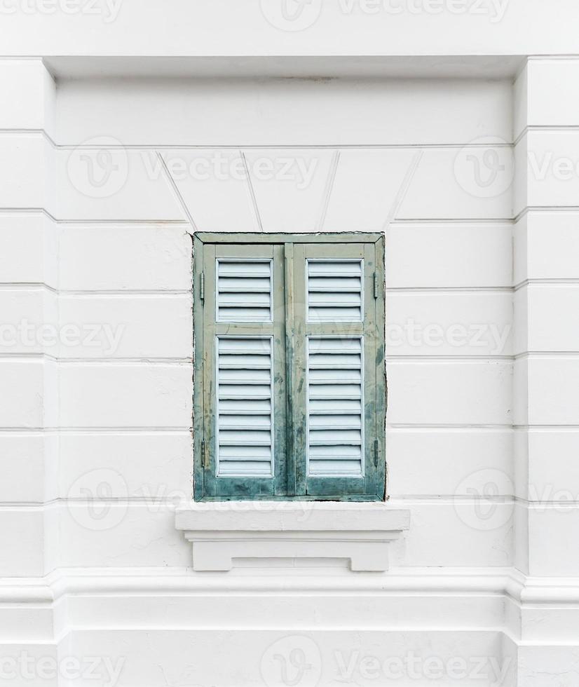 ventana de madera verde. foto