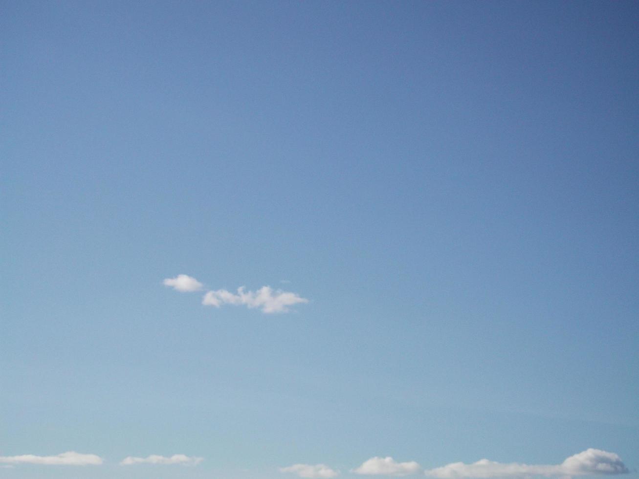 cielo azul y nubes pequeñas. antecedentes. foto