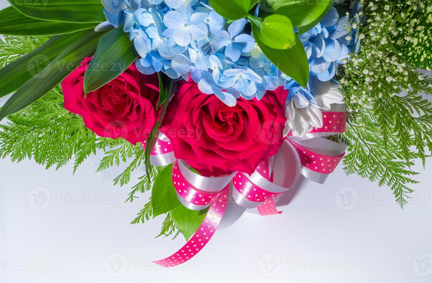 grandes rosas rojas y pequeñas flores azules frágiles insertan hojas en el  hermoso ramo de flores 7954135 Foto de stock en Vecteezy