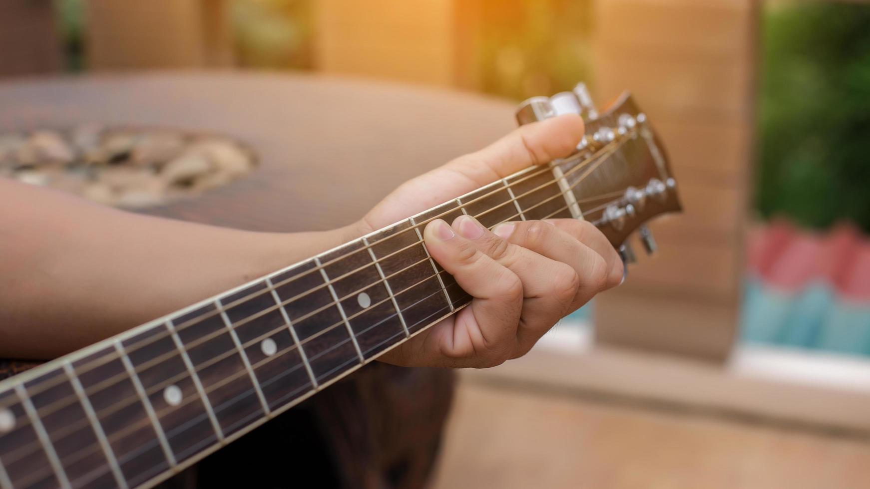 tocando un riff perfecto. foto