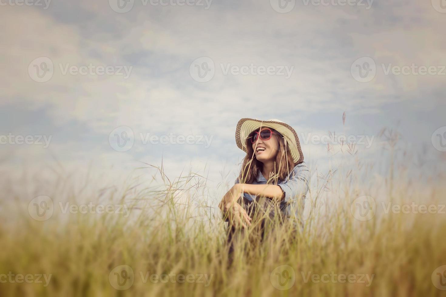 triste niña sentada sola en un césped al aire libre, tristeza. soledad foto