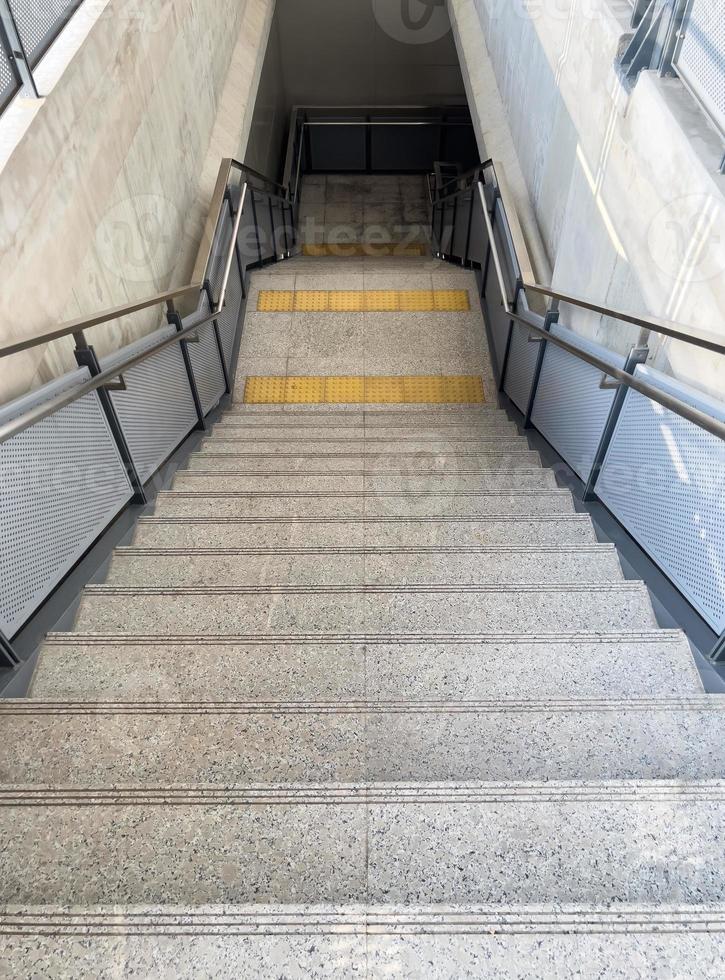 la escalera moderna con el azulejo de bloque braille del metro sky train. foto