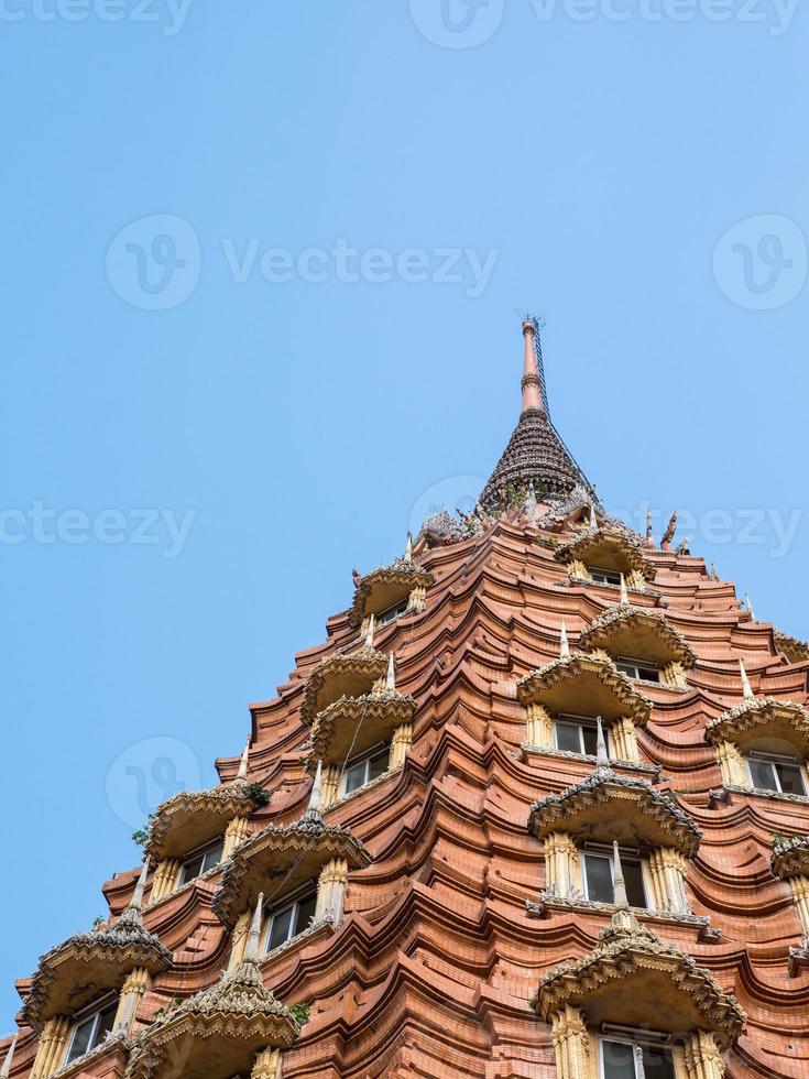 gran pagoda de ladrillo con muchas ventanas. foto