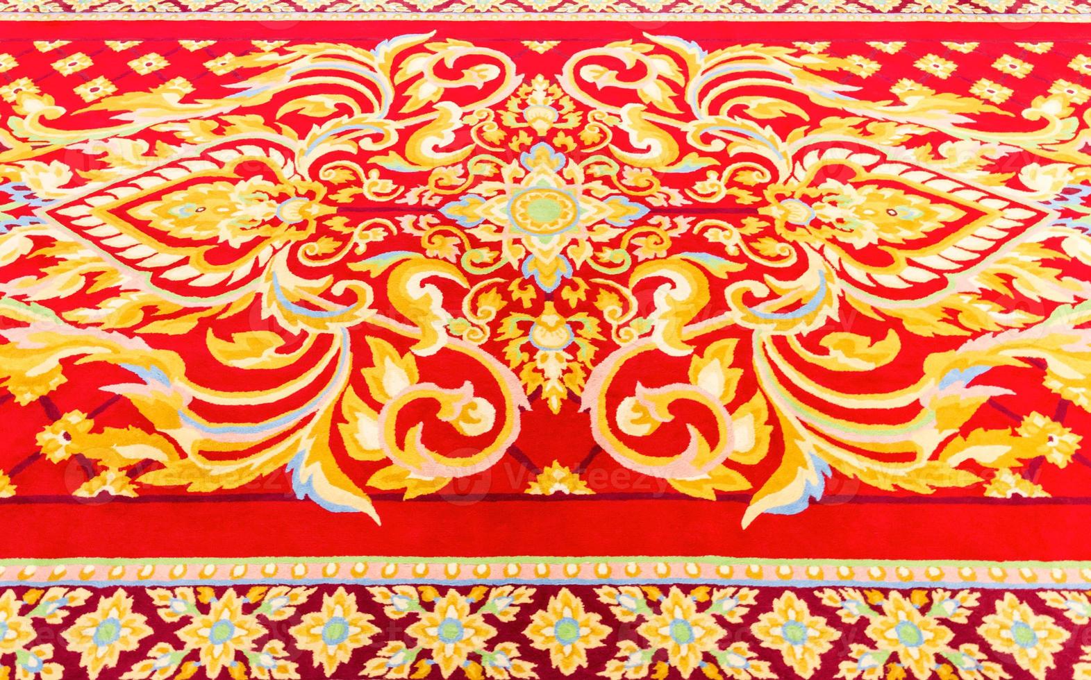 alfombra roja de lujo con motivos florales. foto