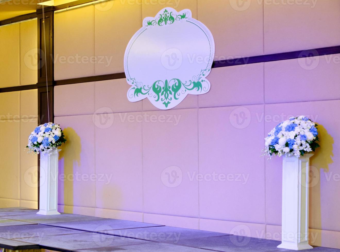 el escenario vacío de la boda con el ramo floral y el tablero de decoración. foto