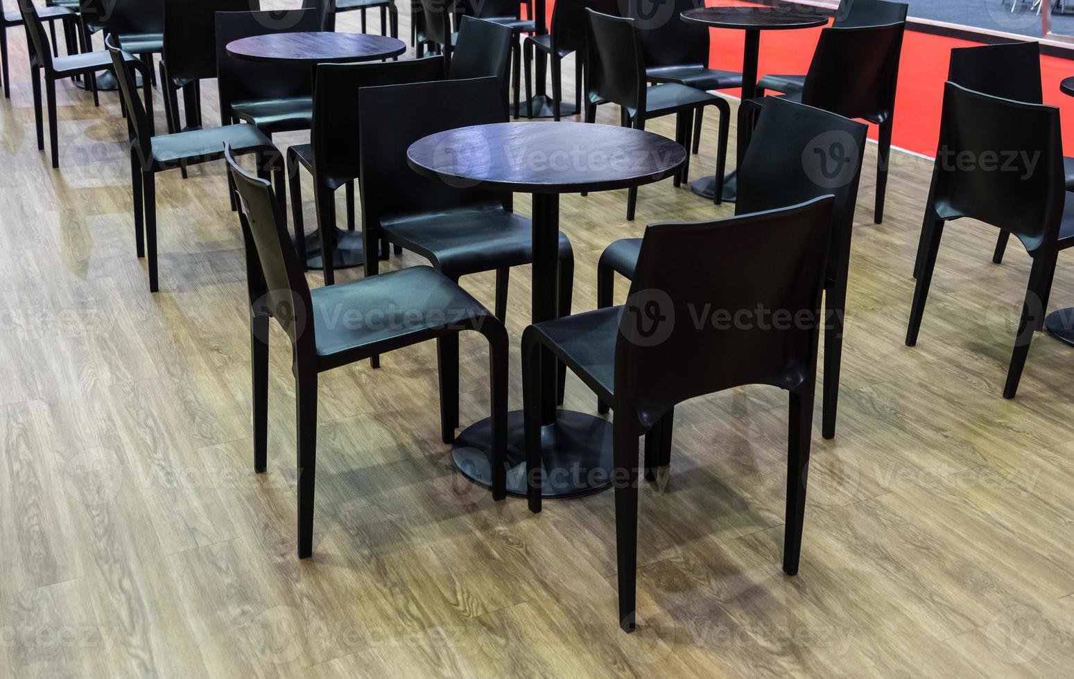 Juego moderno de silla negra y mesa circular de madera. foto