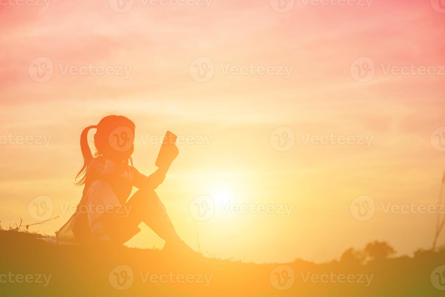 silueta de niño, momentos de alegría del niño. en la puesta de sol de la naturaleza foto