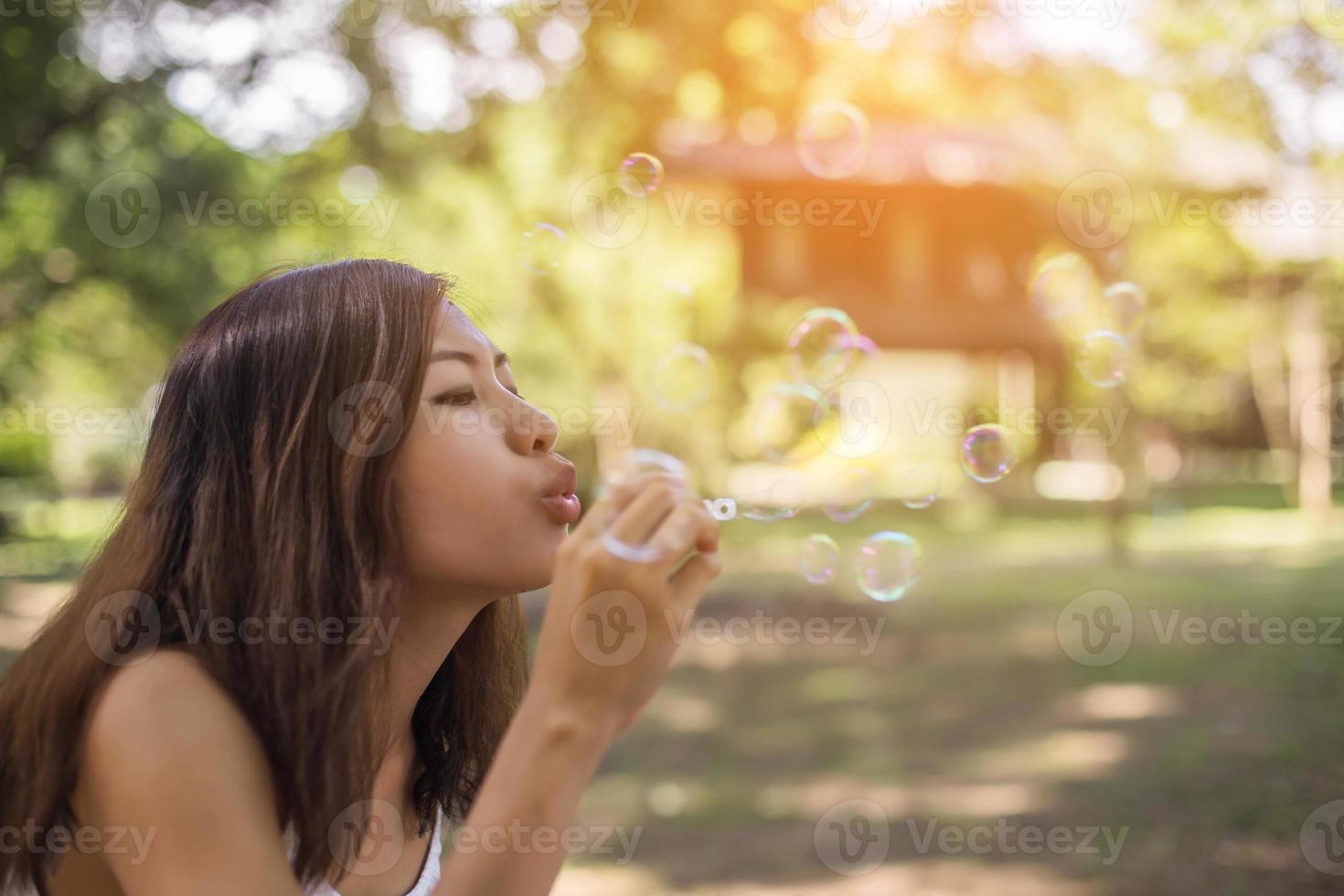 una hermosa mujer haciendo burbujas foto