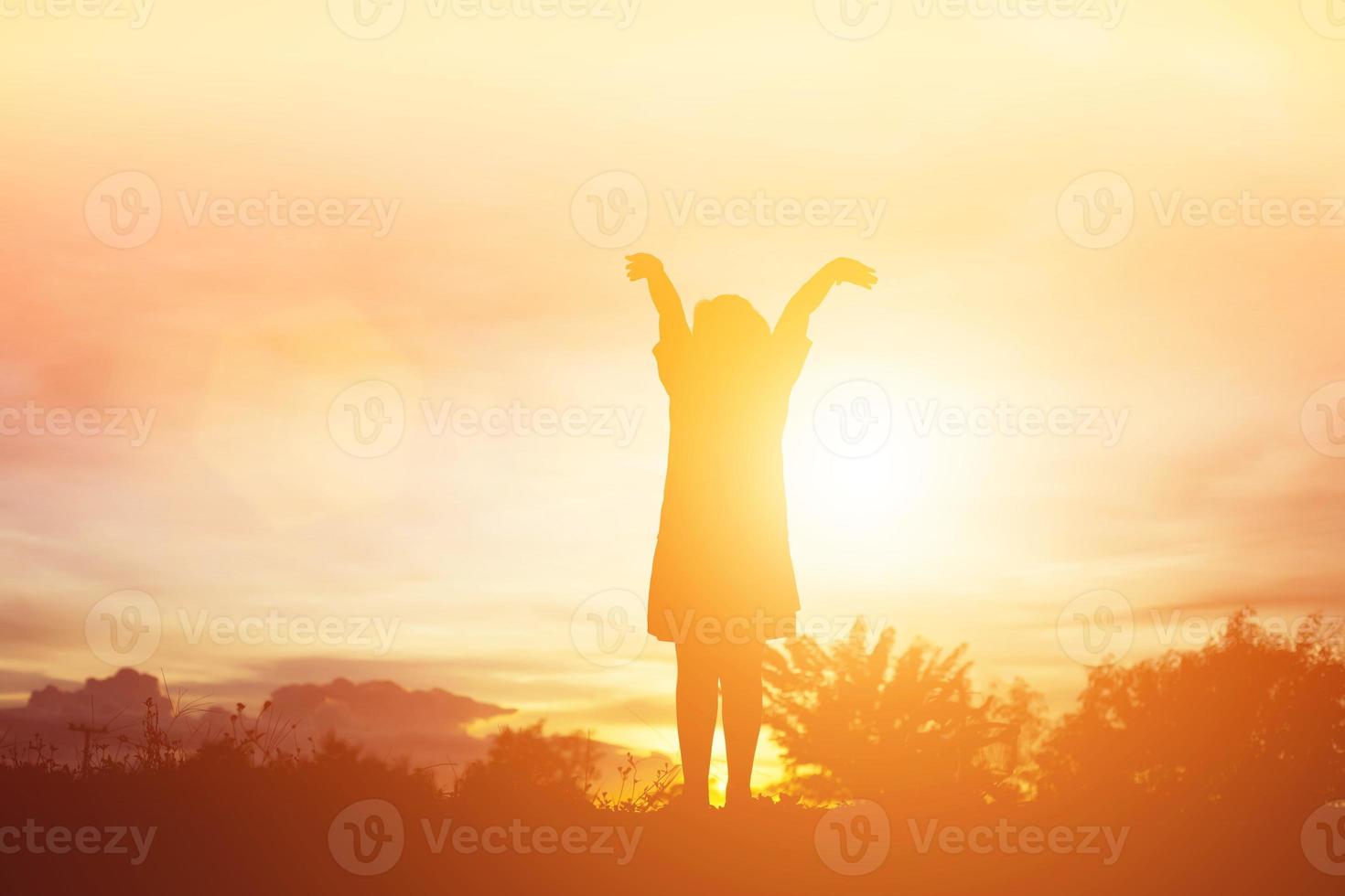 silueta de niño, momentos de alegría del niño. en la puesta de sol de la naturaleza foto