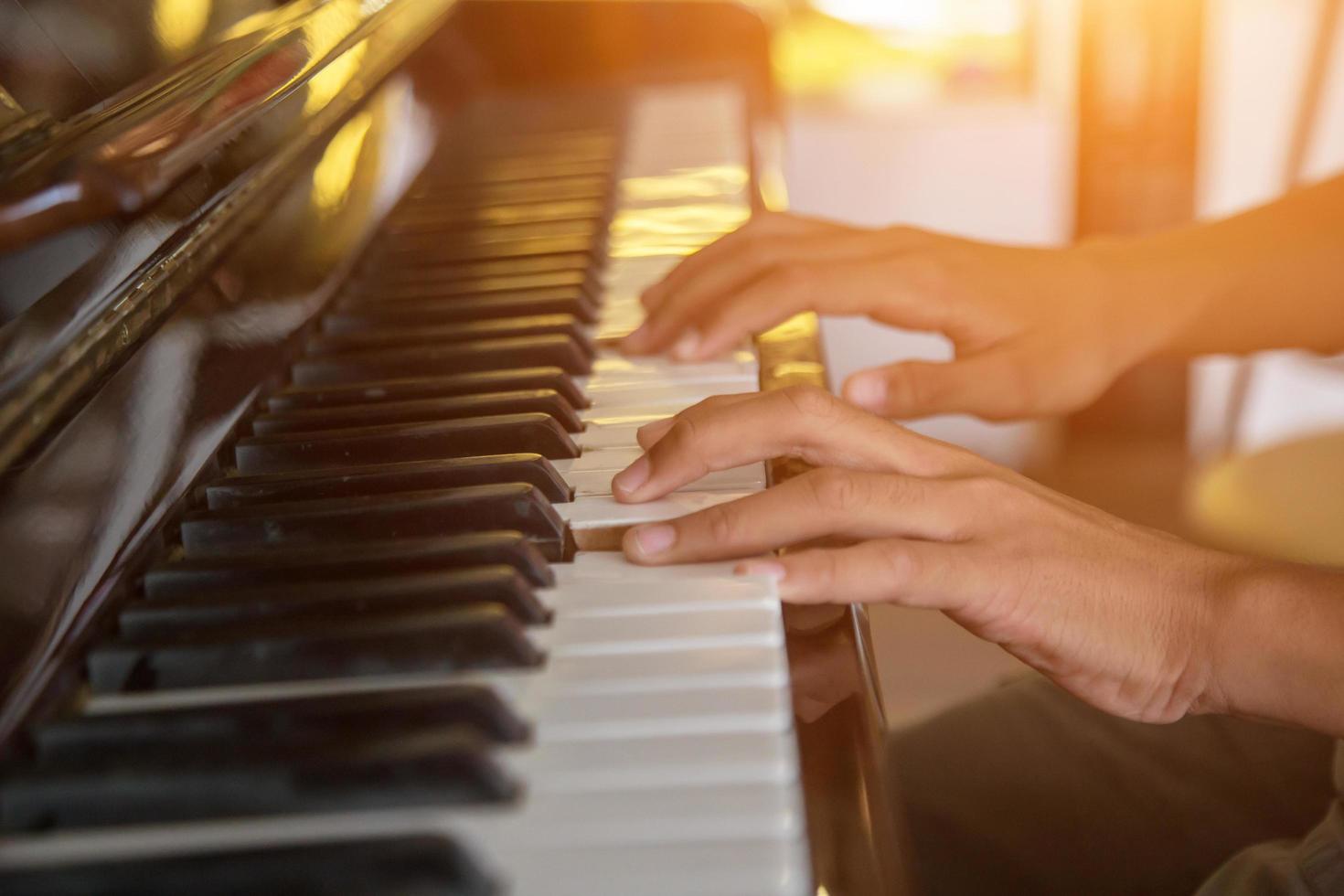 músico tocando el piano con filtro vintage. foto
