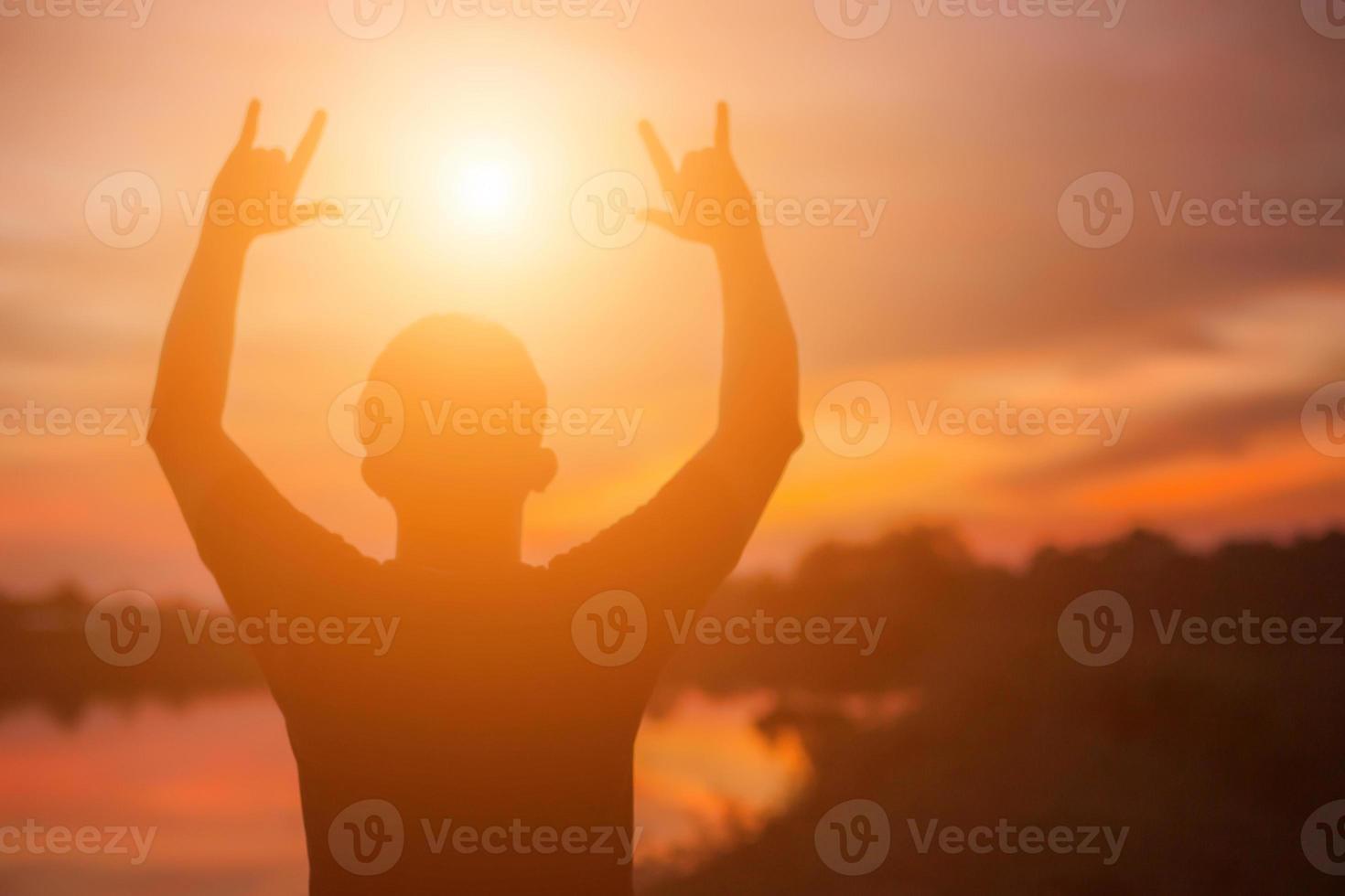 hombre en la puesta de sol foto