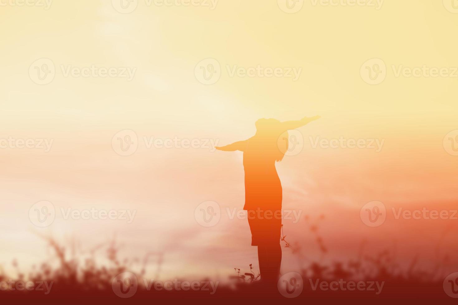 silueta de niño, momentos de alegría del niño. en la puesta de sol de la naturaleza foto